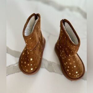 GAP Toddler Cozy Sherpa Boots With Gold Stars Size 7